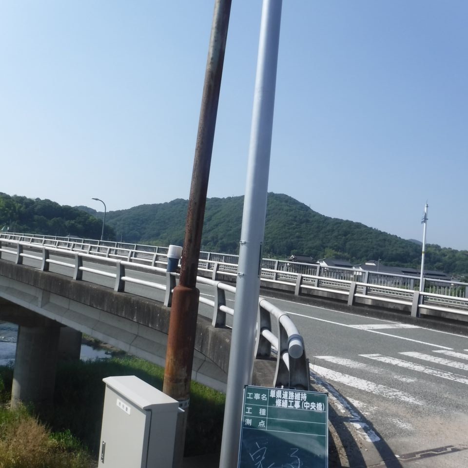 単県道路中央橋街灯支柱塗装の画像