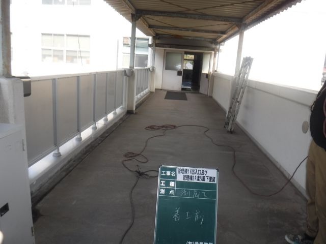 E高校管理棟1F出入り口及び管理棟2F渡り廊下塗装の画像